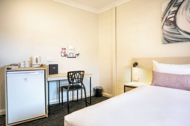 Motel Nightcap At Hendon Hotel