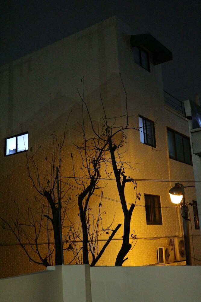 Hostal Zzzip Guest House