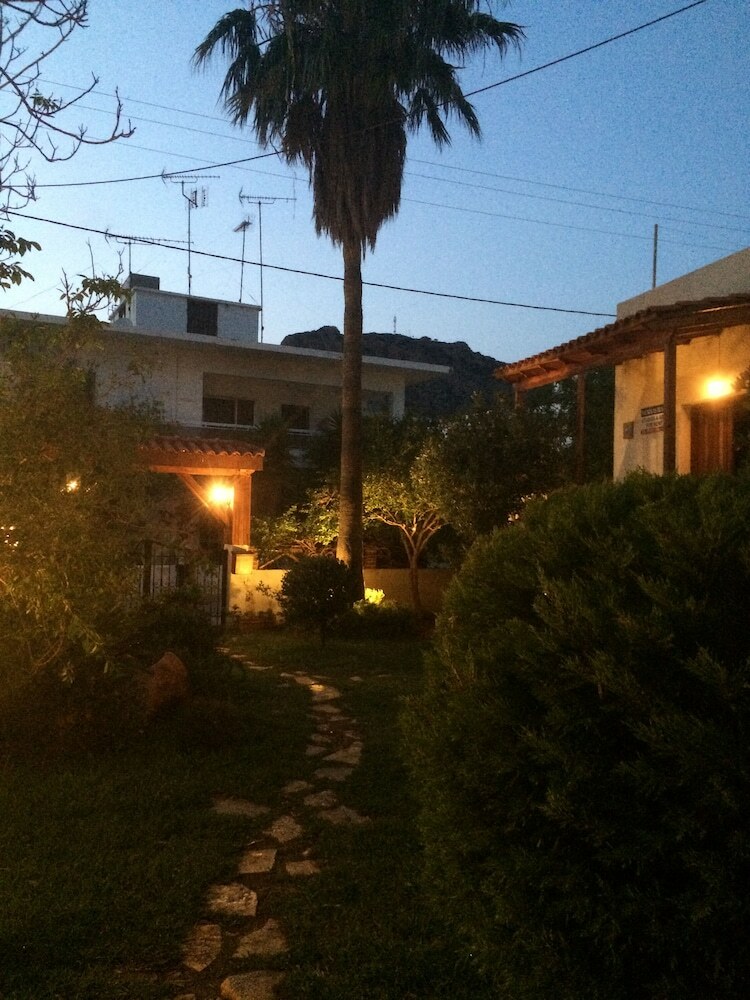 Apartamentos Nicolas Beach Guesthouse