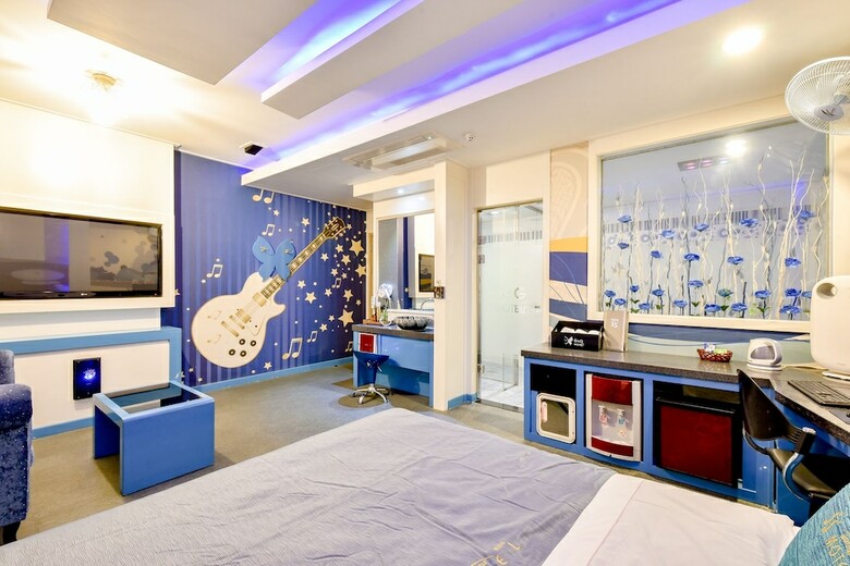 Thebay Hotel
