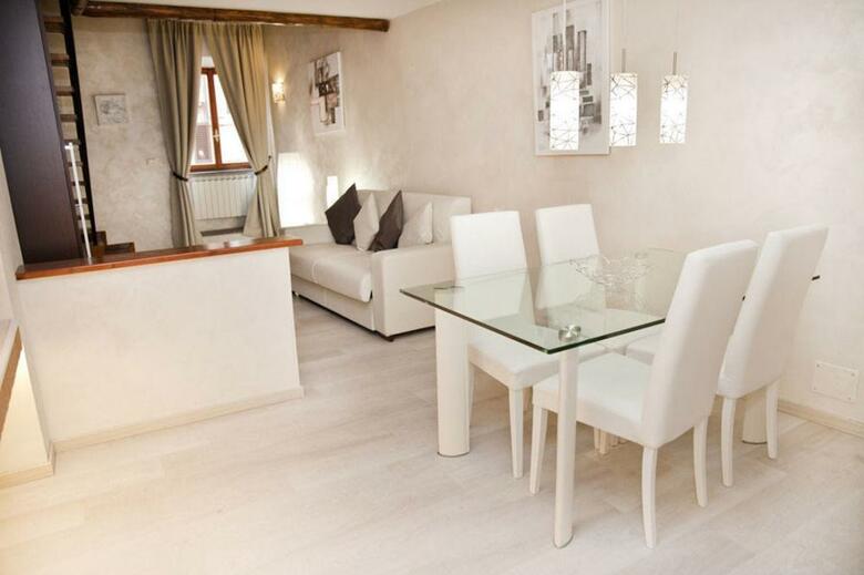 Tritone Top House