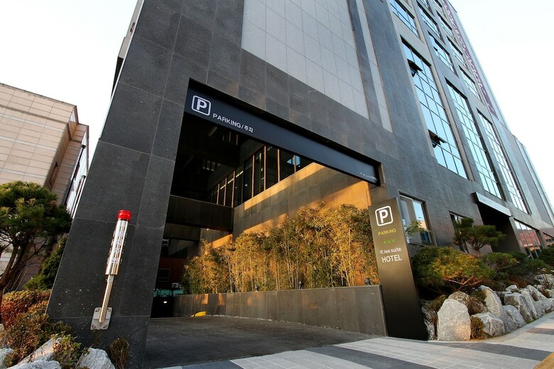 R.lee Suite Hotel Songdo