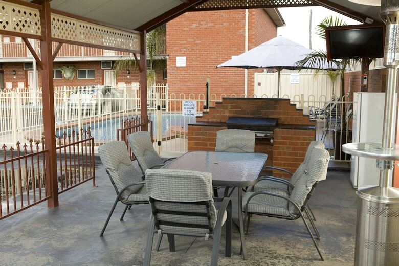 Courtyard Motor Inn