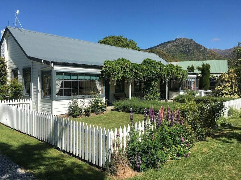 Settlers Cottage Motel
