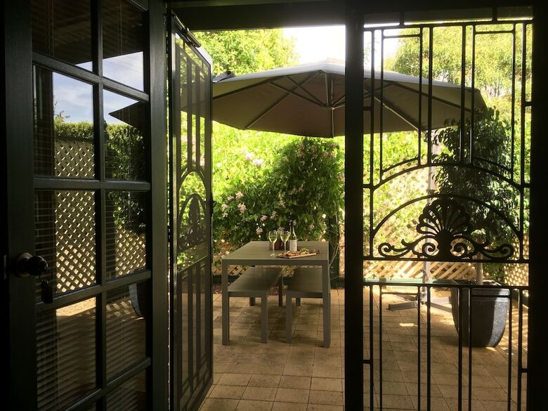 Wine And Roses Bed And Breakfast