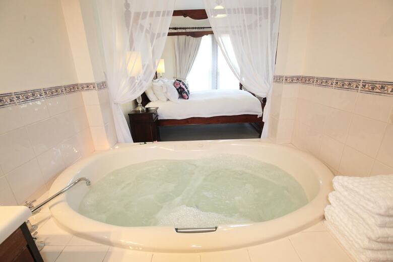 Wine And Roses Bed And Breakfast