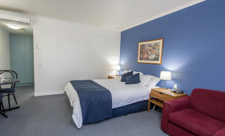 Mas Country Riverboat Lodge Motor Inn