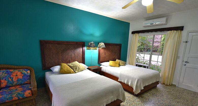 Hotel Turquoise Bay Dive & Beach Resort