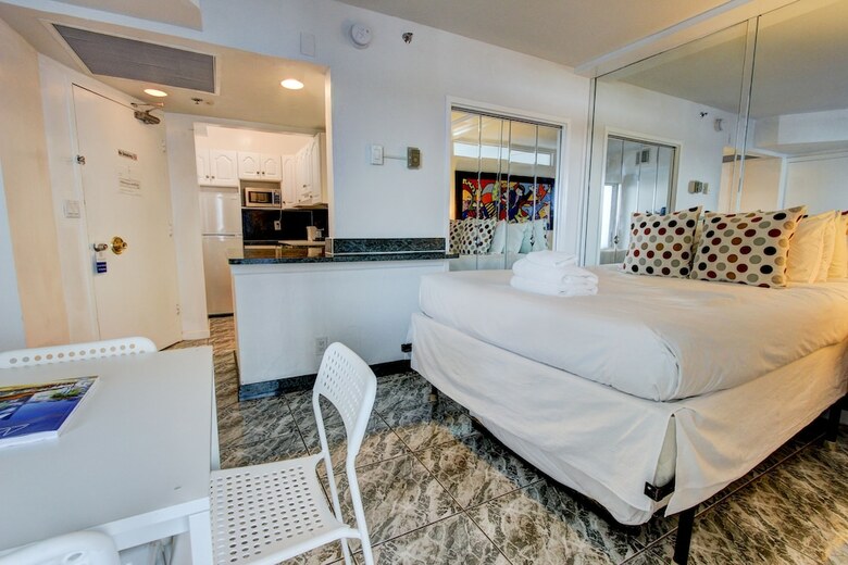 Collins Apartments By Design Suites Miami