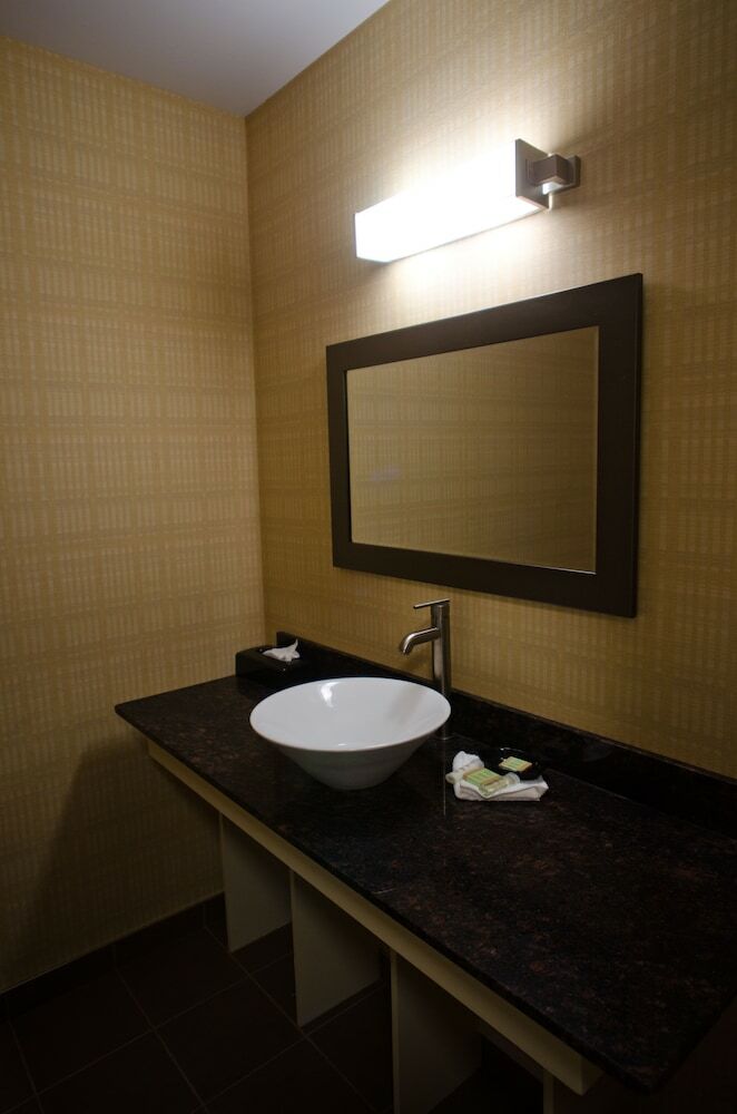 Aashram Hotel By Niagara River