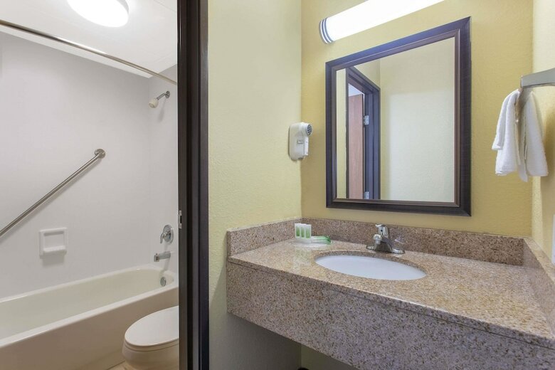 Hotel Americinn By Wyndham West Bend