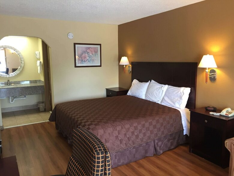 Motel Deluxe Inn And Suites