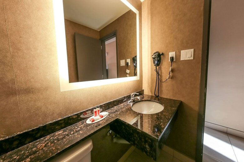 Hotel Howard Johnson By Wyndham Winnipeg West