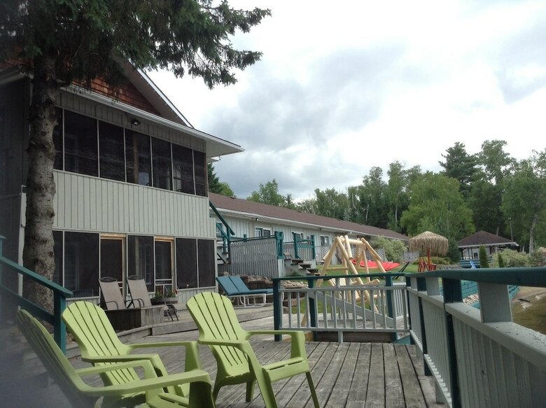 Hotel Algonquin Lakeside Inn