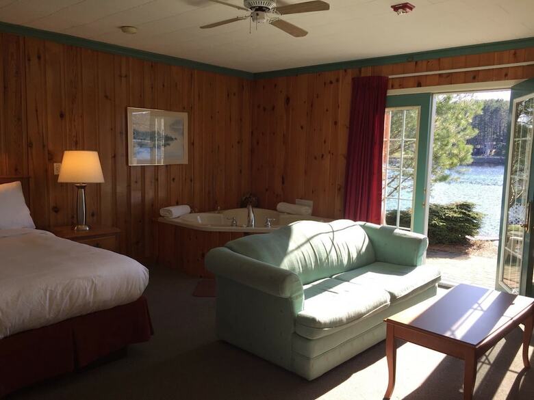Hotel Algonquin Lakeside Inn