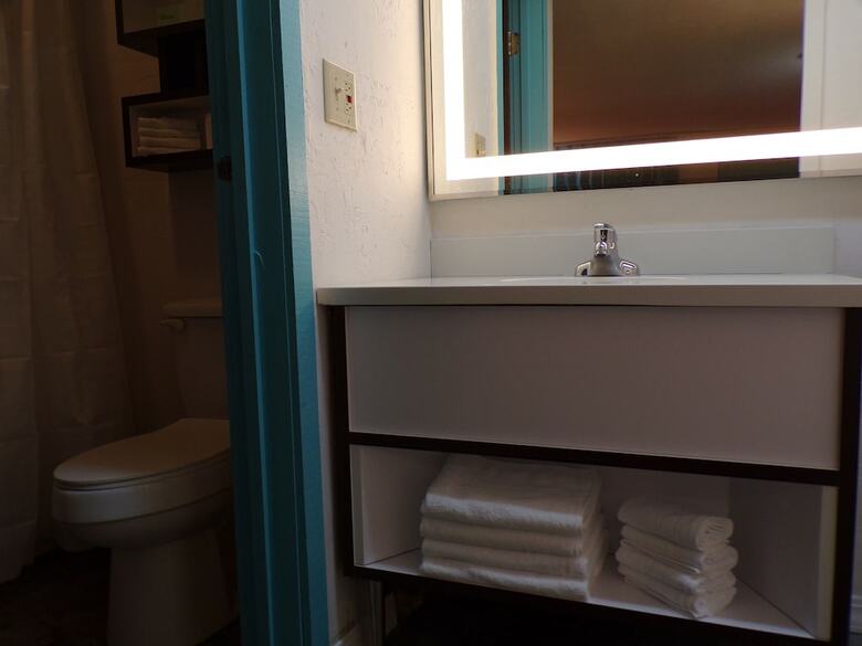 Hotel 77 Inn And Suites