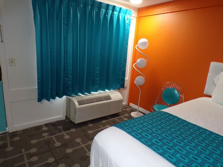 Hotel 77 Inn And Suites
