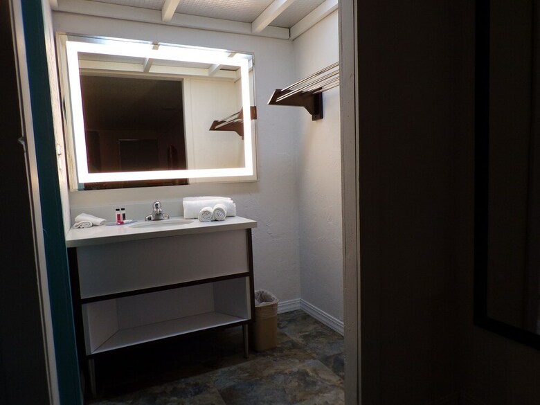 Hotel 77 Inn And Suites