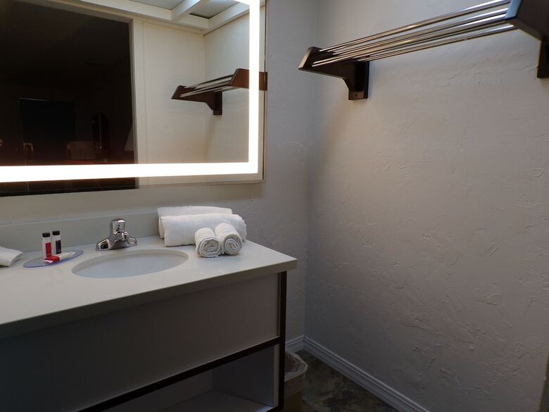 Hotel 77 Inn And Suites