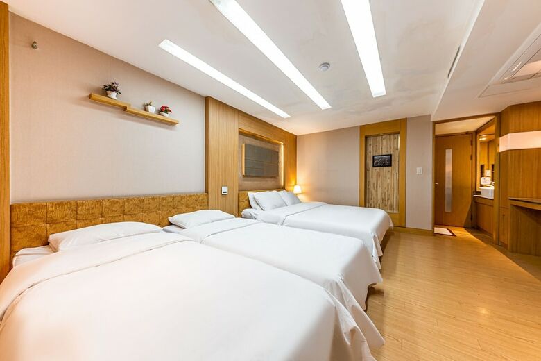 Friendly Dh Naissance Hotel By Mindrum Group