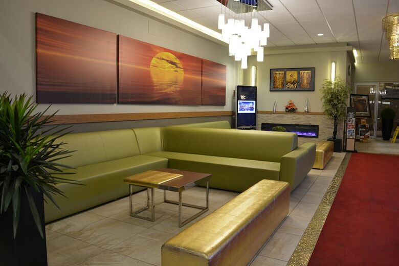 Howard Johnson Hotel By Wyndham Edmonton