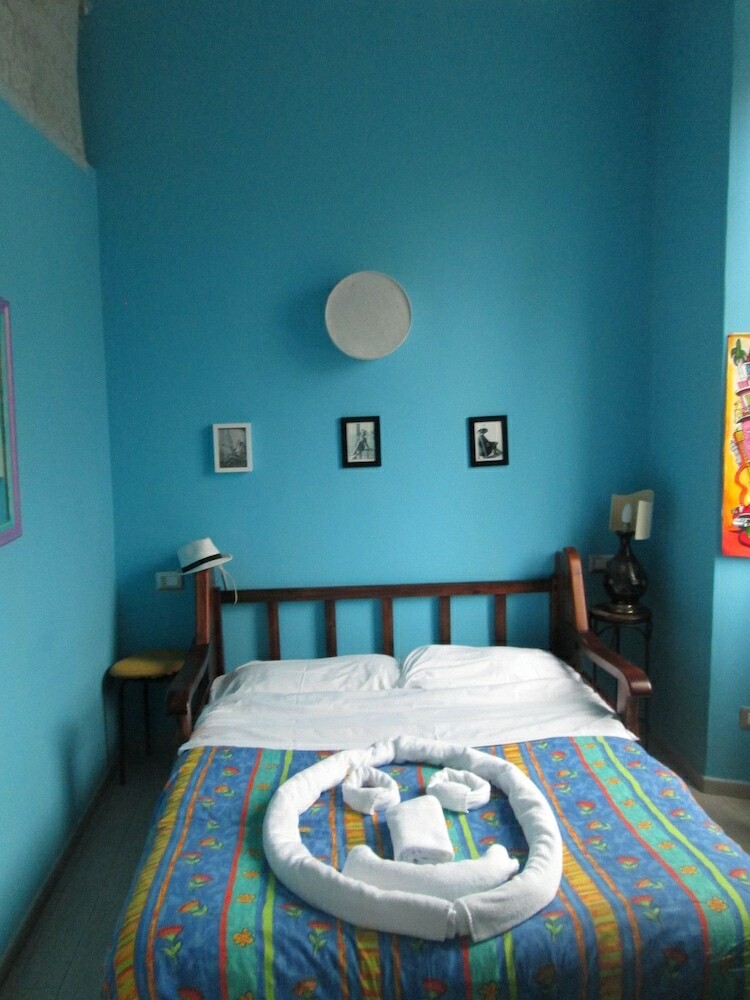 25 Rooms B&B