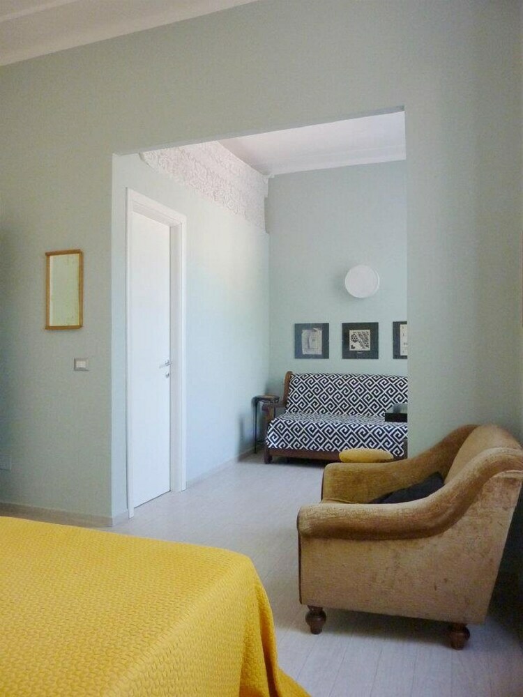 25 Rooms B&B