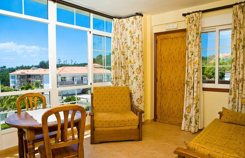 Aparthotel Punta Cabicastro