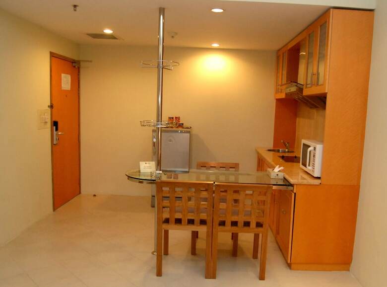 Lakeshore Hotel & Apartments