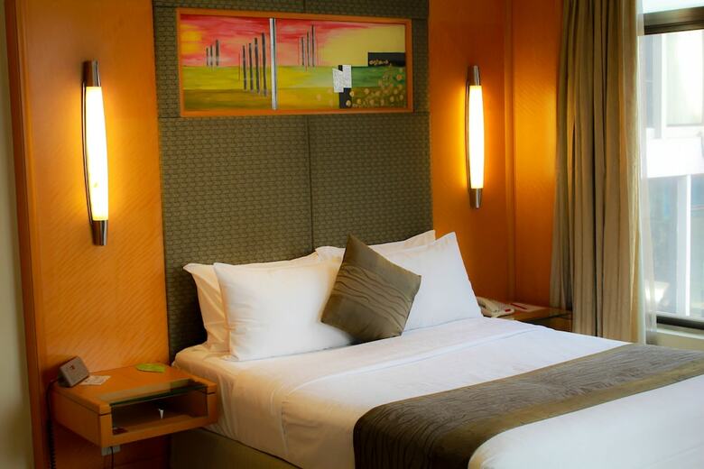 Lakeshore Hotel & Apartments