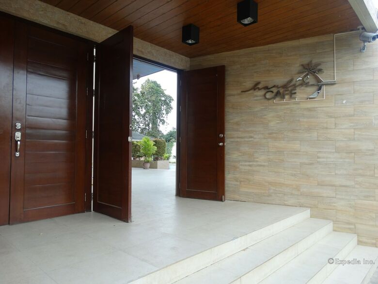 Holiday Suites Hotel & Resort