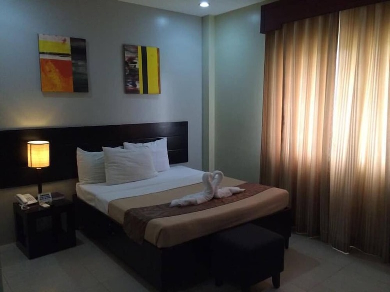 Holiday Suites Hotel & Resort