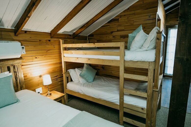 Hotel The Village Lodge