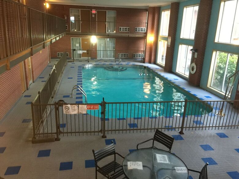 Hotel Fairview Inn & Suites