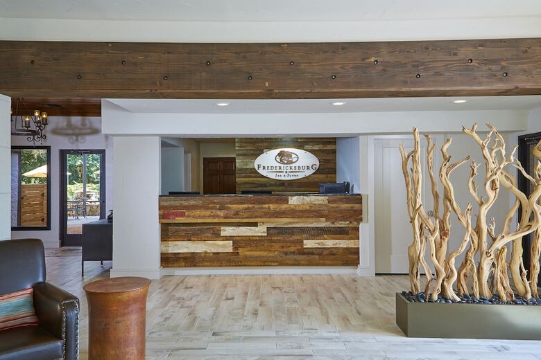 Hotel Fredericksburg Inn & Suites