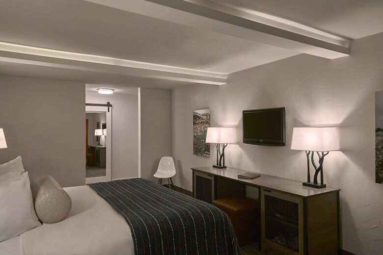 Hotel Fredericksburg Inn & Suites
