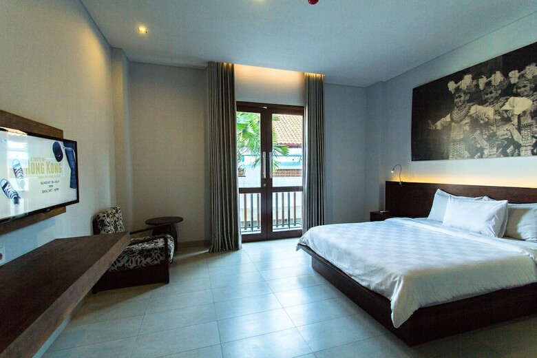 Fourteen Roses Hotel