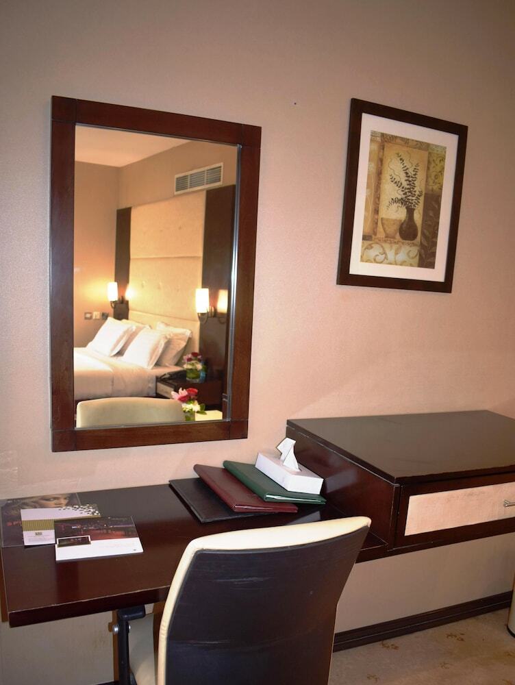 Manhattan Avenue Hotel