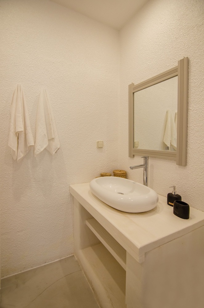 George & Irene Hotel