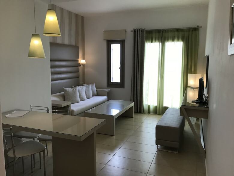Aparthotel Lithos By Spyros & Flora