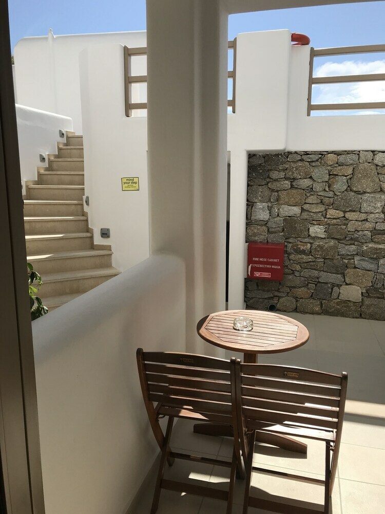 Aparthotel Lithos By Spyros & Flora