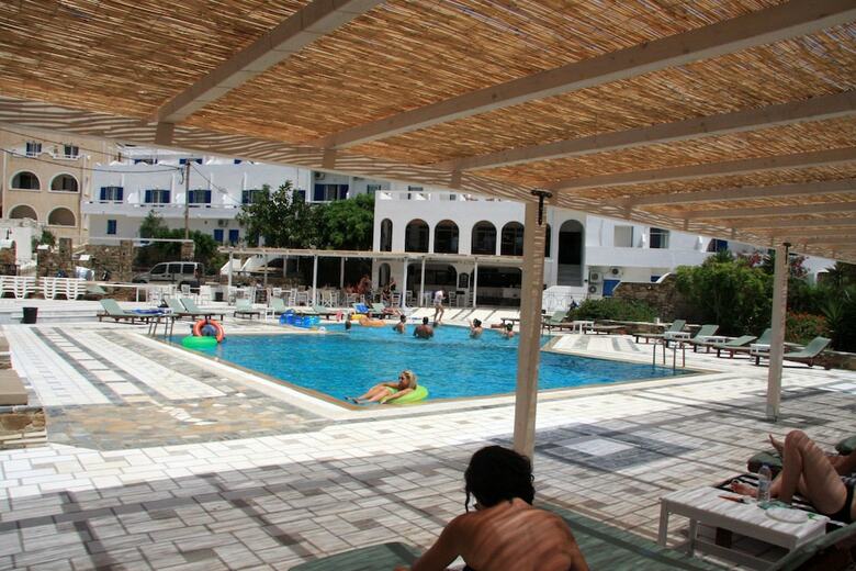 Armadoros Hotel / Ios Backpackers