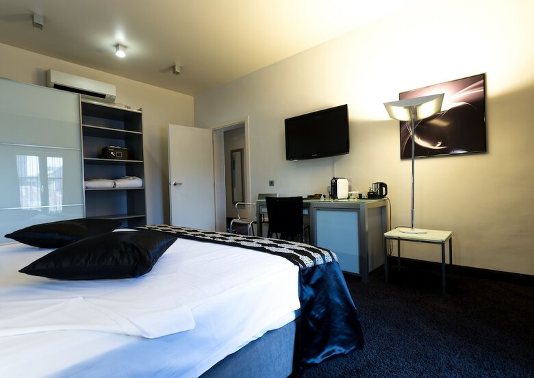 Central Hotel By Zeus International