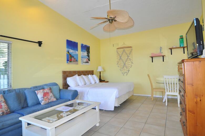 Lido Islander Inn