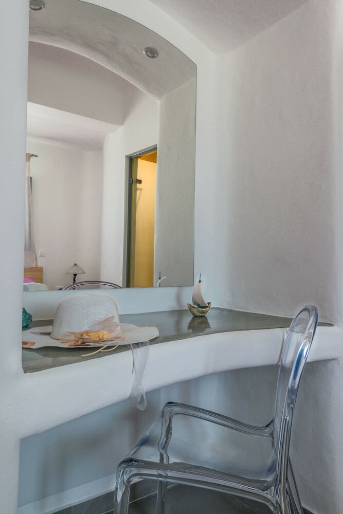 Aspronisi Luxury Villa