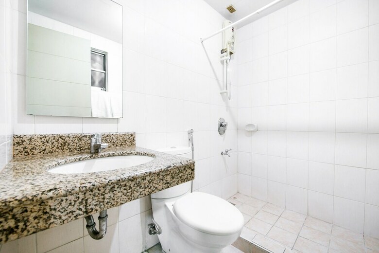 Oyo 242 Benson Apartelle