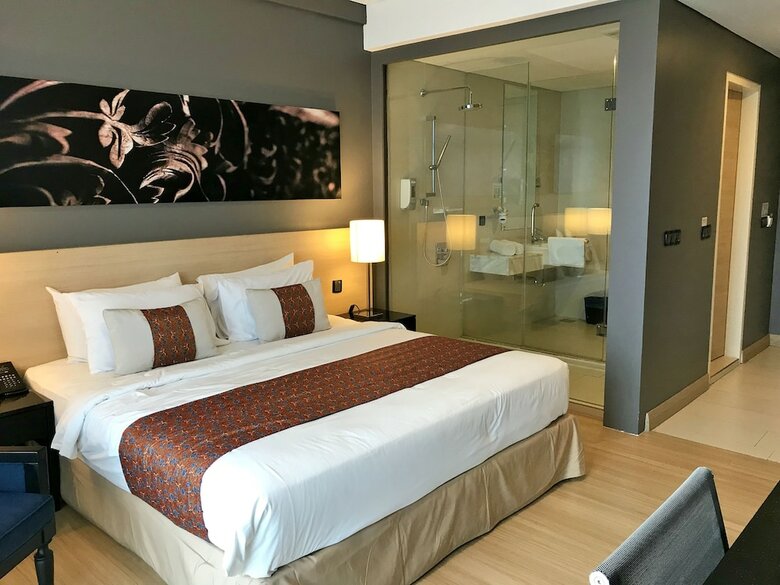 The Straits Hotel & Suites