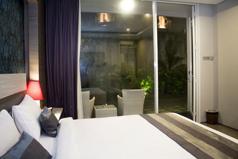 Hotel Transera Kamini Legian