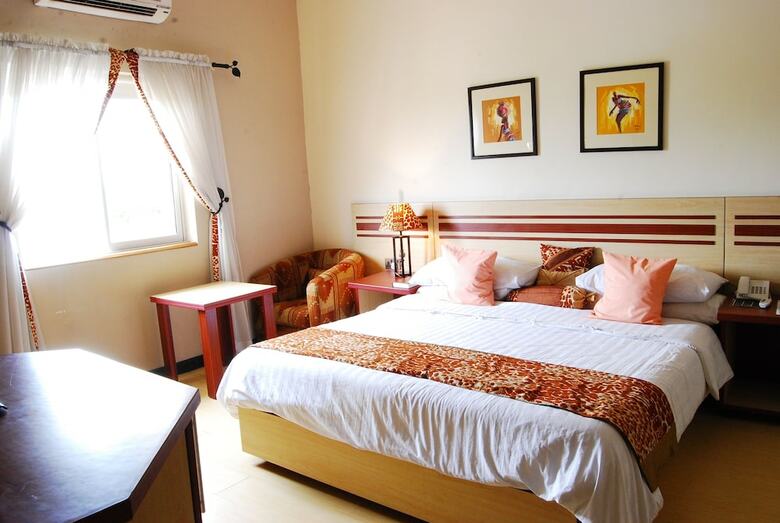 Axari Hotel & Suites
