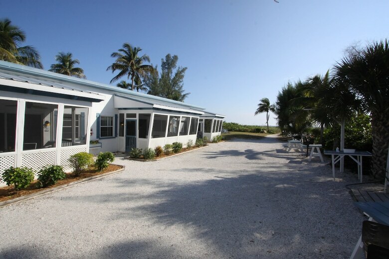 Tropical Winds Motel & Cottages